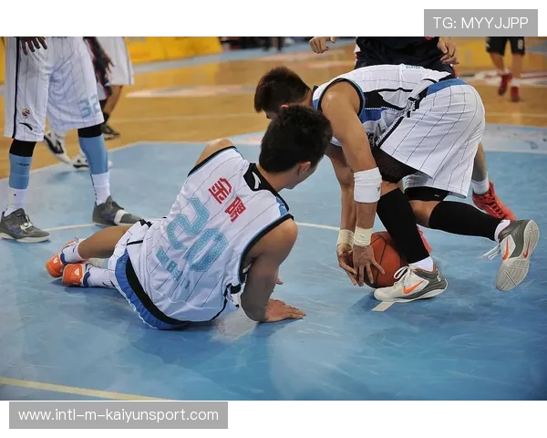 篮球巨星拍广告摔倒