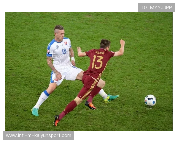 退役球员开设在线训练课程，受众群体广泛，退役球员踢球